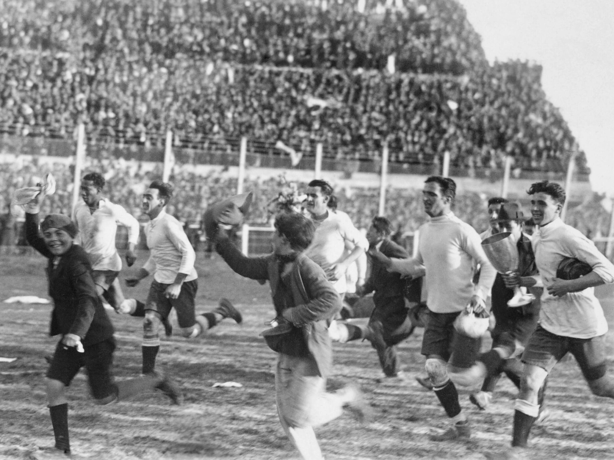 لاعبو الأوروغواي يحتفلون بعد فوزهم بنهائي كأس العالم لكرة القدم فيفا 1930.